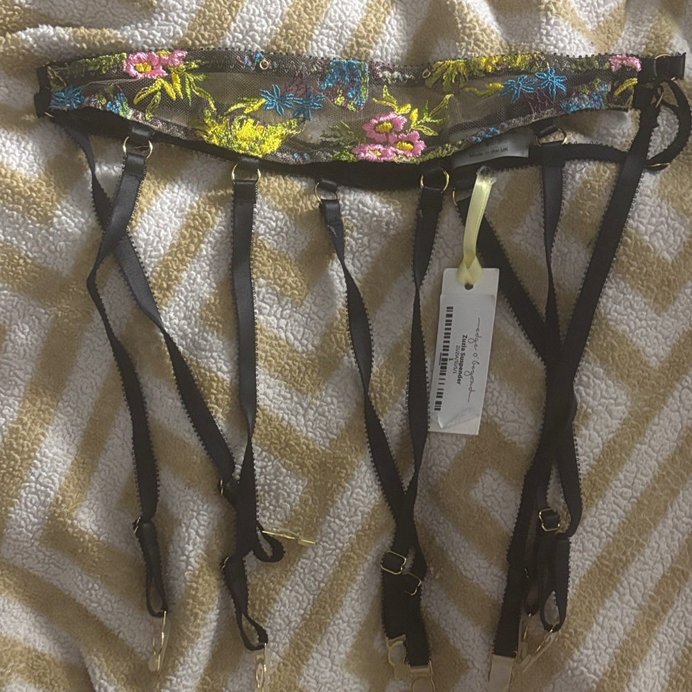 Edge o beyond | nwt zuzia size 1 | Floral Embroidered Garter Belt